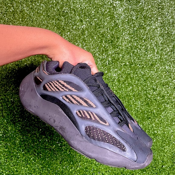 Yeezy Other - Clay brown v3 Yeezy 700